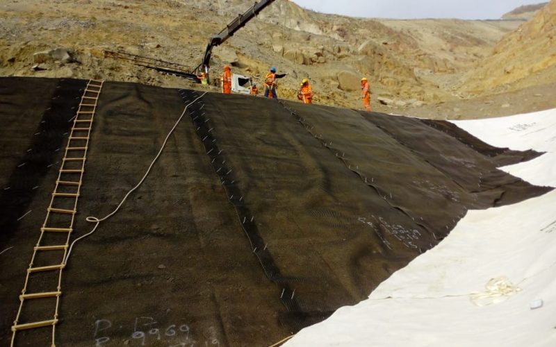 Unidad minera Cerro Lindo . Instalación de Geomembraba 18,000 m2
